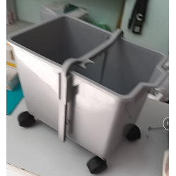 cubo con ruedas para...